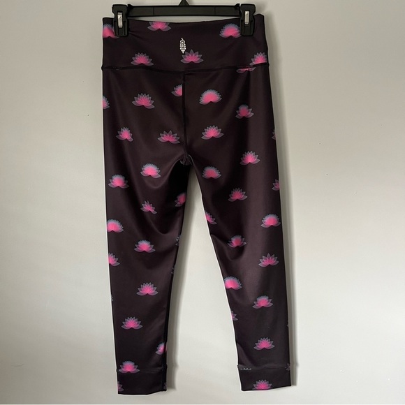 FP Movement By Free People Pink Lotus Flower Cropped Yoga Leggings Size Small - Picture 12 of 16